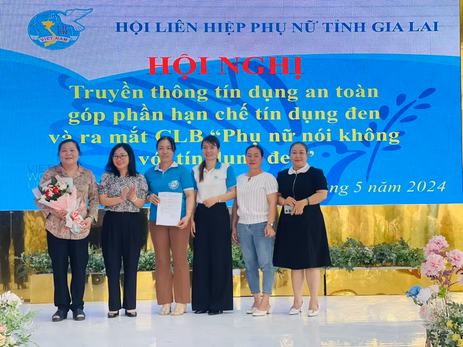 Ban Chủ nhiệm Câu lạc bộ “Phụ nữ nói không với tín dụng đen” ra mắt tại buổi truyền thông. Ảnh: Vũ Chi Ban Chủ nhiệm Câu lạc bộ “Phụ nữ nói không với tín dụng đen” ra mắt tại buổi truyền thông. Ảnh: Vũ Chi