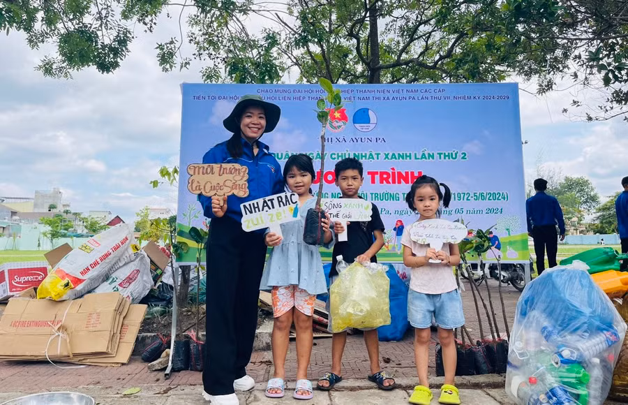 Đông đảo các em thiếu niên, nhi đồng tham gia "Đổi rác thải lấy cây xanh" được coi là thành công của chương trinh. Ảnh: Vũ Chi