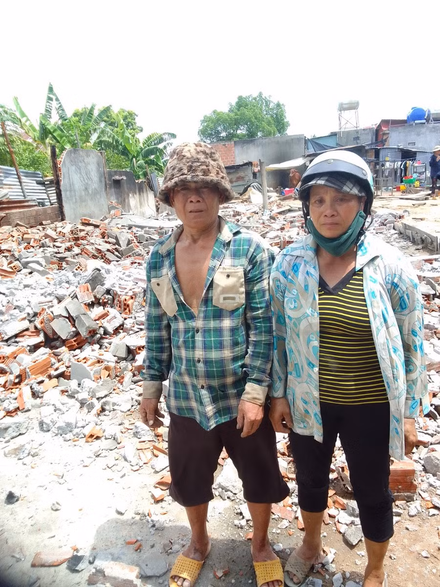 Vợ chồng bà Mai xót xa nhìn căn nhà cùng nhiều tài sản bị thiêu rụi. Ảnh: Hữu Thành