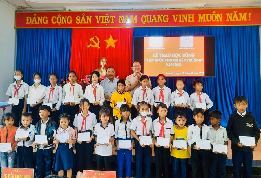 100 suất học bổng được trao cho các em học sinh có hoàn cảnh khó khăn đạt thành tích cao trong học tập huyện Krông Pa. Ảnh: Sơn Trung 100 suất học bổng được trao cho các em học sinh có hoàn cảnh khó khăn đạt thành tích cao trong học tập huyện Krông Pa. Ảnh: Sơn Trung