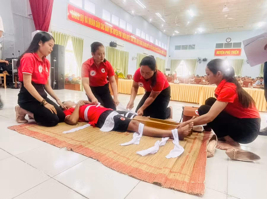 Phần thi thực hành sơ cấp cứu ban đầu của đội thi xã Ia Ake. Ảnh: Nguyên Hương