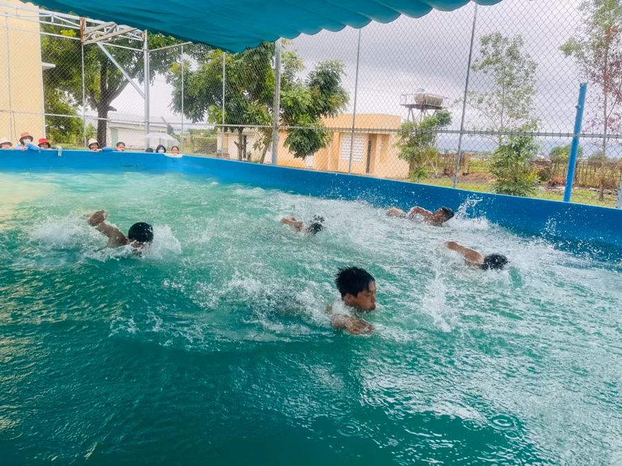 Kết thúc phần thực hành, các em học sinh thi đấu nội dung bơi tự do tại hồ bơi nhân tạo Trường THCS Trường Chinh. Ảnh: Vũ Chi