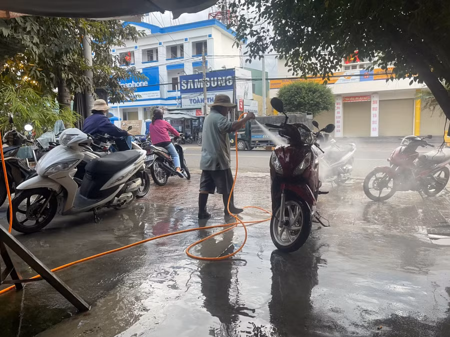 Tiệm rửa xe của chị Đoàn Thị Phương Nhung (158 Lê Hồng Phong, phường Đoàn Kết) đông nghẹt khách trong những ngày giáp Tết. Ảnh: Vũ Chi