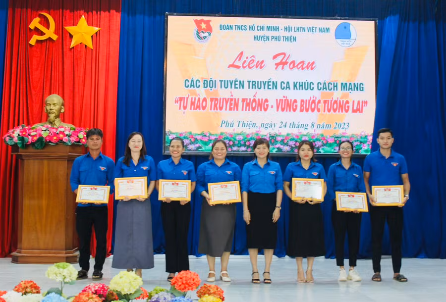 Ban tổ chức trao giải cho các đội tham gia liên hoan. Ảnh: Vũ Chi