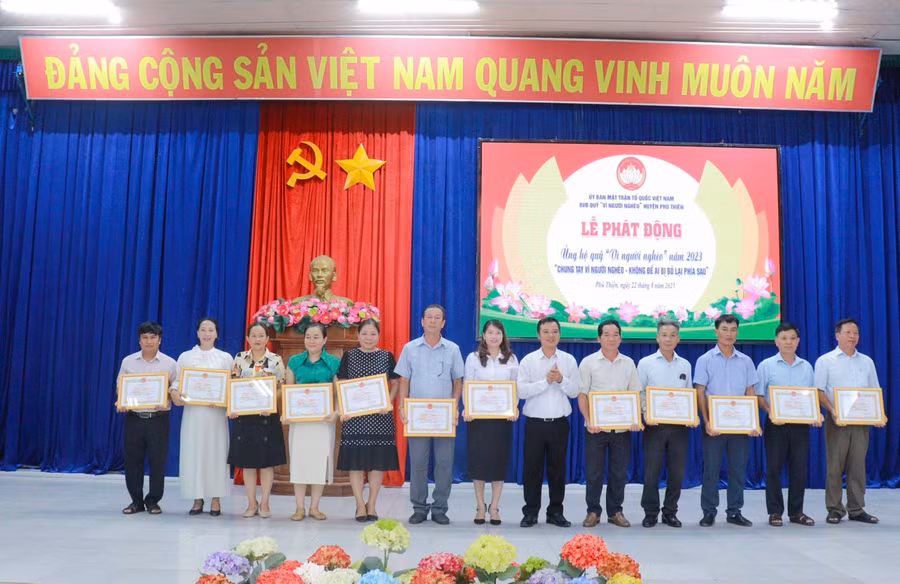 Phó Bí thư Thường trực Huyện ủy Phú Thiện Vũ Hồng Duy (thứ 6 từ phải sang) tặng giấy khen các tập thể tích cực trong công tác vận động, ủng hộ Quỹ vì người nghèo. Ảnh: Ksor Jới