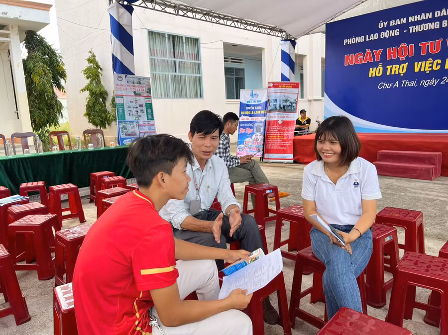 Sau khi được giới thiệu chung về nhu cầu tuyển sinh, tuyển dụng của các đơn vị, doanh nghiệp, người lao động có nhu cầu được tư vấn trực tiếp để lựa chọn ngành nghề phù hợp. Ảnh: Vũ Chi