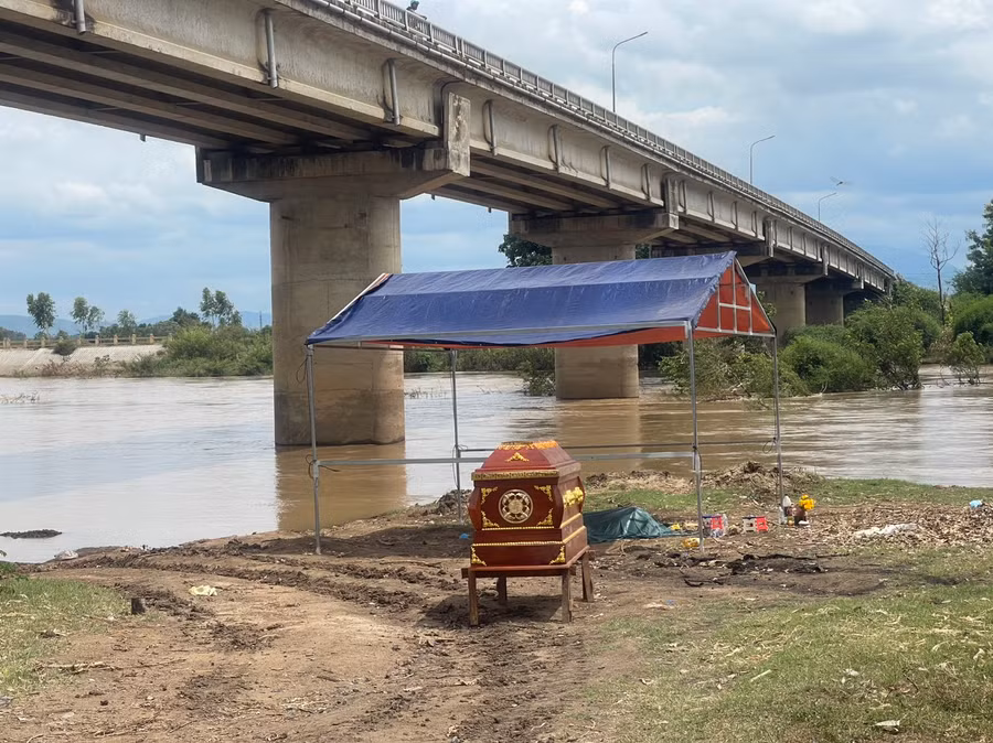 Thi thể người đàn ông được phát hiện ngay gần khu vực cầu Quý Đức (xã Ia Trok, huyện Ia Pa). Ảnh: Vũ Chi