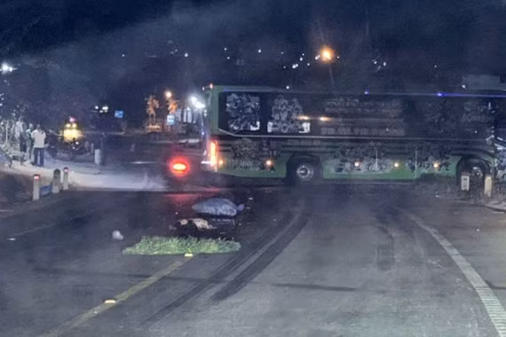 2 người đi xe máy tử vong sau va chạm với xe khách.