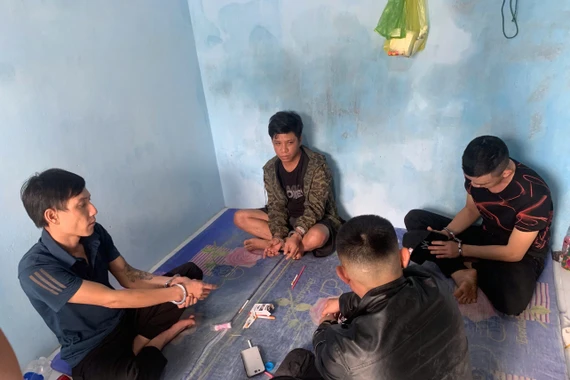 Tạm giữ 3 đối tượng thuê phòng trọ tại thị trấn Kon Dỡng để “đập đá”