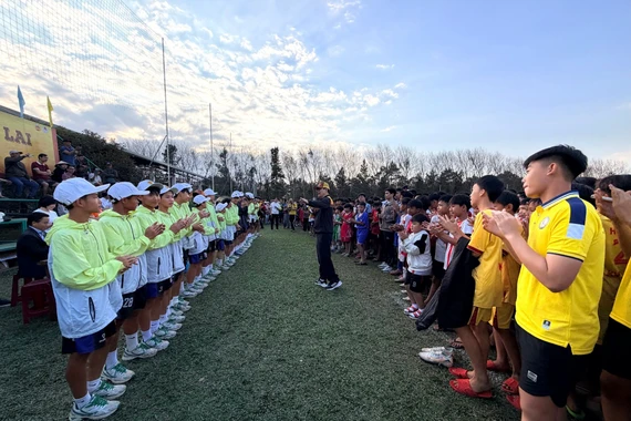 Đội bóng trẻ Hàn Quốc tập huấn ở học viện LPBank Hoàng Anh Gia Lai.