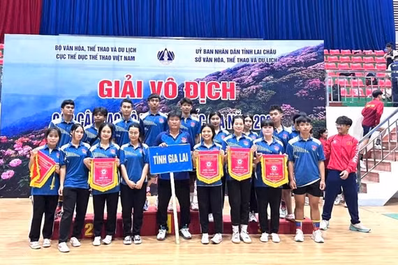 Đoàn vận động viên tỉnh Gia Lai chụp ảnh lưu niệm cùng 5 huy chương vừa giành được tại Giải Vô địch các câu lạc bộ kéo co quốc gia năm 2026 vào sáng ngày 10-4.