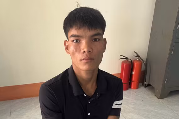 Vận động đối tượng gây tai nạn chết người trốn truy nã ra đầu thú.