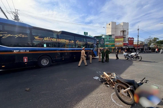 Xe khách va chạm xe máy sang đường ở ngã tư Biển Hồ khiến 1 người tử vong