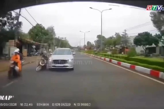 Truy tìm tài xế ô tô gây tai nạn với xe máy rồi bỏ trốn.