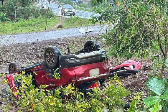 Chiếc xe con đã bị lật ngửa. 