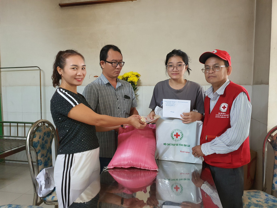 Trao quà hỗ trợ cho gia đình anh em mồ côi Văn Hữu Cường và Văn Ngọc Liên ở phường Quy Nhơn Nam. Ảnh: Kim Hường h3.jpg
