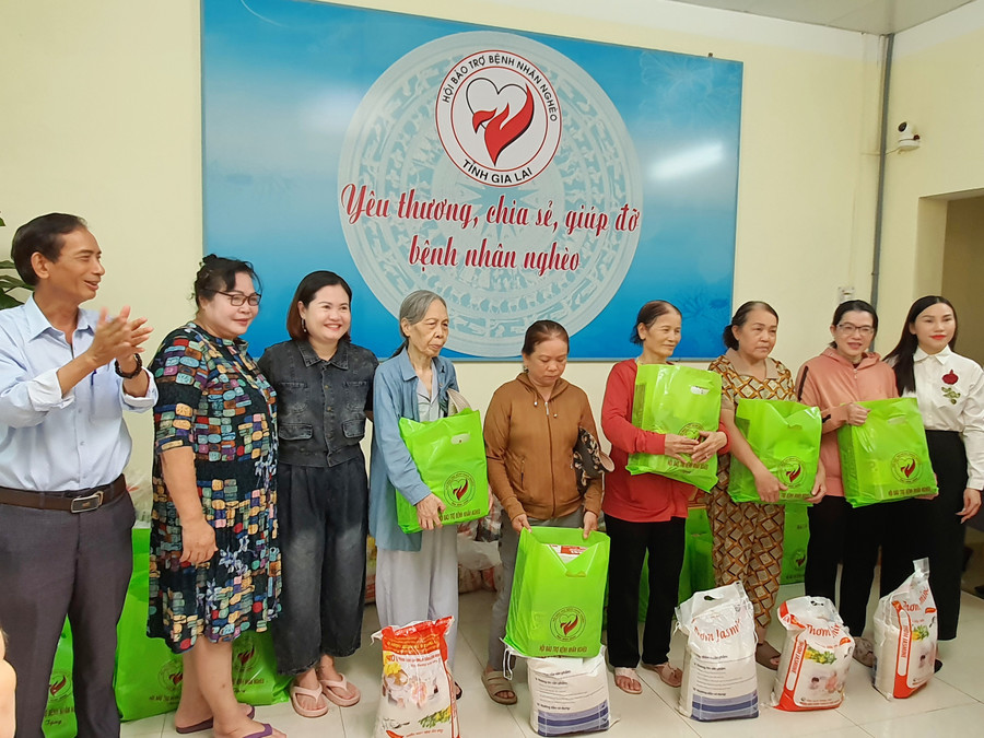Hội bảo trợ bệnh nhân nghèo tỉnh cùng các mạnh thường quân trao quà cho bà con nghèo, khó khăn ở các phường Quy Nhơn. Ảnh: KIM HƯỜNG hinh-1.jpg