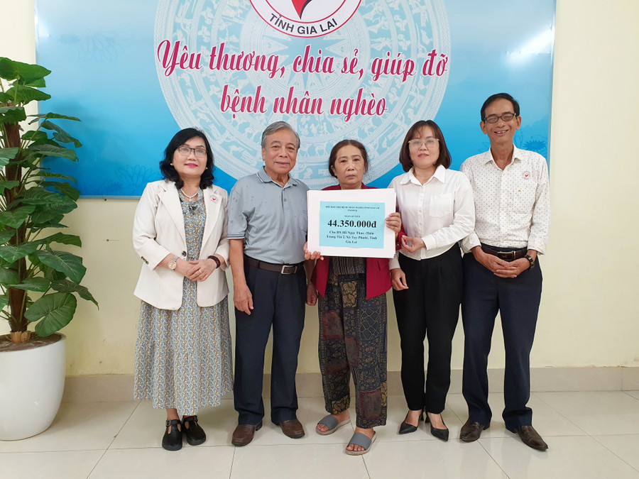Đại diện các nhà tài trợ trao hơn 44,3 triệu đồng cho gia đình bệnh nhân Hồ Ngọc Thao. Ảnh: Kim Hường 20251020-174916.jpg