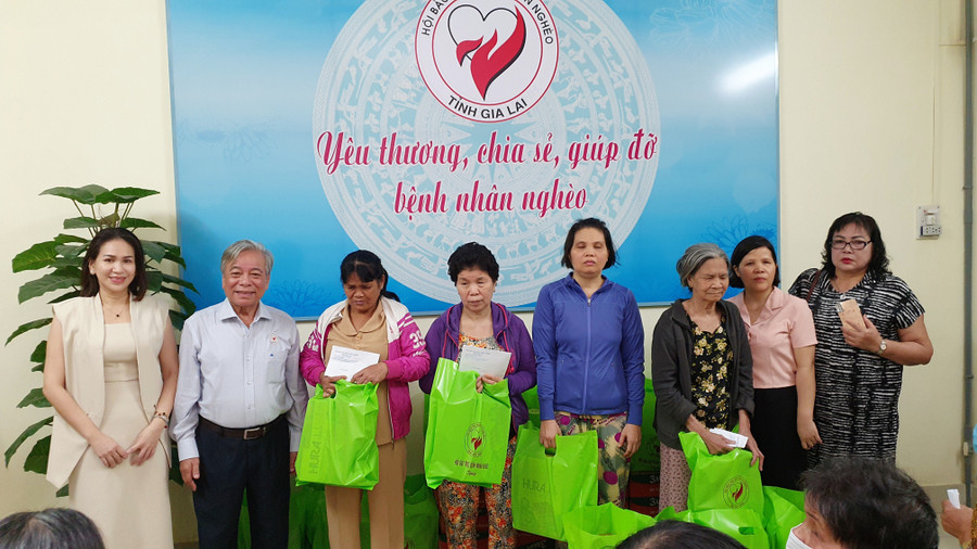 Đại diện Hội Bảo trợ bệnh nhân nghèo tỉnh Gia Lai cùng các nhà hảo tâm tặng quà cho phụ nữ mù có hoàn cảnh đặc biệt khó khăn. Ảnh: Kim Hường 20251016-121748.jpg