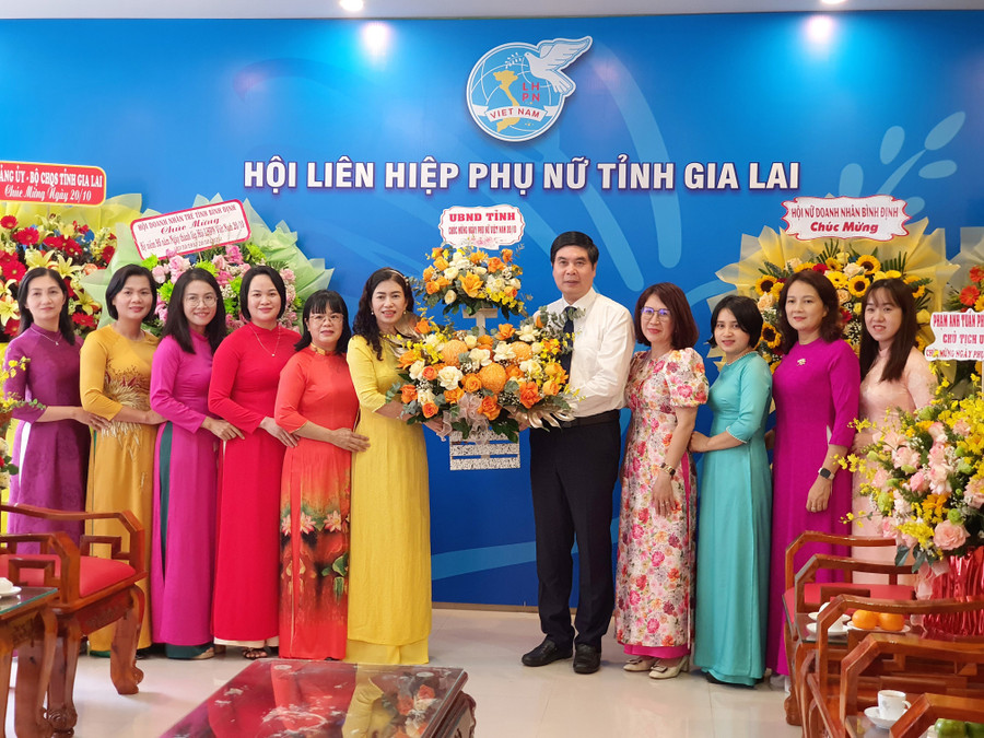 Phó Chủ tịch UBND tỉnh Lâm Hải Giang tặng hoa chúc mừng Hội LHPN tỉnh nhân kỷ niệm 95 năm ngày thành lập Hội LHPN Việt Nam. Ảnh: Kim Hường hinh.jpg