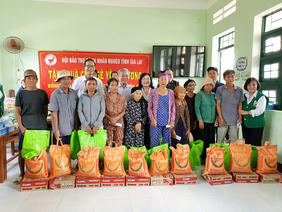 Hội Bảo trợ bệnh nhân nghèo tỉnh Gia Lai cùng Chi hội Bác Ái Tuy Phước trao quà cho bà con làng Canh Lãnh, xã Vân Canh. Ảnh: K.H h4.jpg