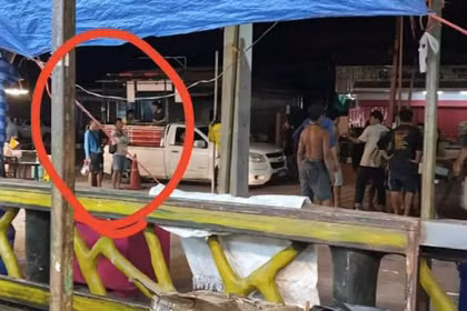 Hai nghi phạm (được khoanh tròn) xuất hiện tại hiện trường trước khi xảy ra vụ nổ súng ở huyện Dan Khun Thot, tỉnh Nakhon Ratchasima, vào tối 12-8. Ảnh: Bangkok Post