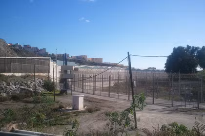 Hàng rào tại biên giới giữa Ceuta và Maroc.