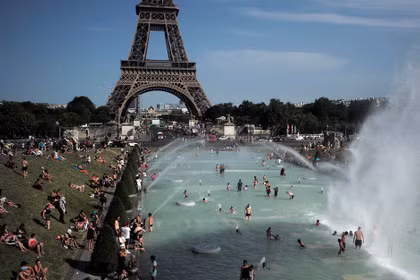 Nắng nóng ở thủ đô Paris.