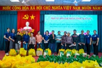 Hội nữ doanh nhân tỉnh Gia Lai trao gần 2 tỷ đồng cho đồng bào bị thiệt hại do thiên tai