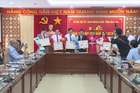 Trao Huy hiệu Đảng cho 13 đảng viên thuộc Đảng bộ UBND tỉnh