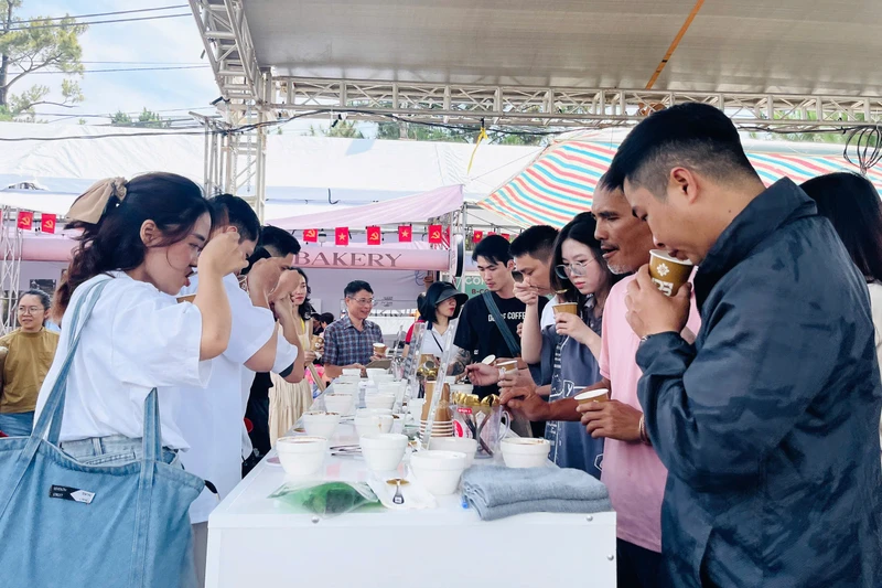 Trải nghiệm uống các dòng cà phê chất lượng cao đã được kiểm định bởi Viện Chất lượng Cà phê-Coffee Quality Institute (CQI) tại Gia Lai Coffee Festival. Ảnh: T.D