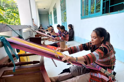 Đinh Thị Rên - Người giữ lửa thổ cẩm Bahnar ở làng Cam