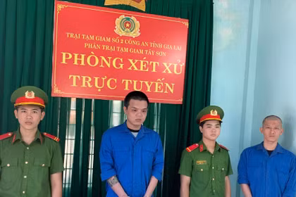 Xét xử trực tuyến vụ tàng trữ trái phép chất ma túy, bị cáo lĩnh 3 năm 6 tháng tù giam