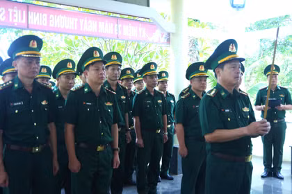 Lực lượng Công an và Bộ đội Biên phòng tỉnh Gia Lai dâng hương tưởng niệm các anh hùng liệt sĩ