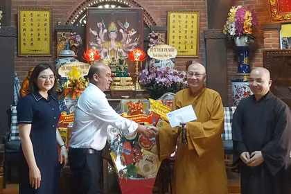 Lãnh đạo MTTQ và các địa phương thăm, chúc mừng Đại lễ Phật đản Phật lịch 2570
