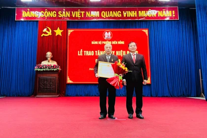 Đảng ủy phường Diên Hồng trao Huy hiệu Đảng cho 42 đảng viên đợt 3-2