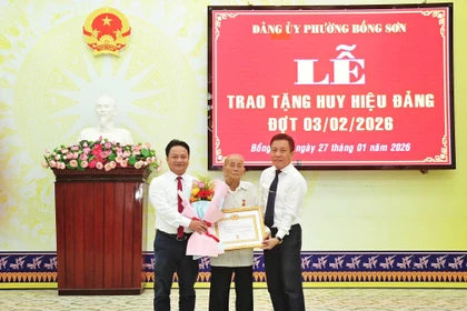 23 đảng viên thuộc Đảng bộ phường Bồng Sơn nhận huy hiệu Đảng