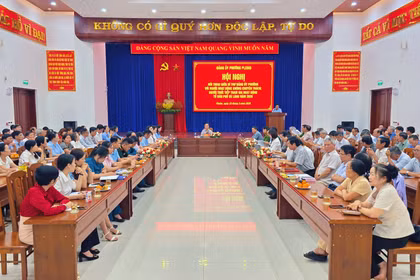 Bí thư Đảng ủy phường Pleiku đối thoại với 138 người hoạt động không chuyên trách