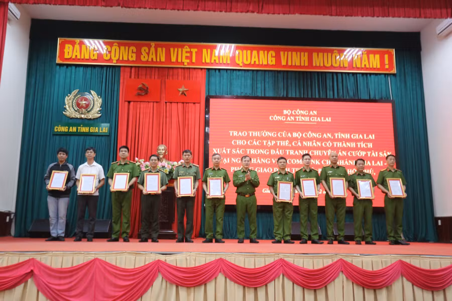 cac-don-vi-nhan-khen-thuong-cua-bo-truong-bo-cong-an-anh-van-ngoc.jpg