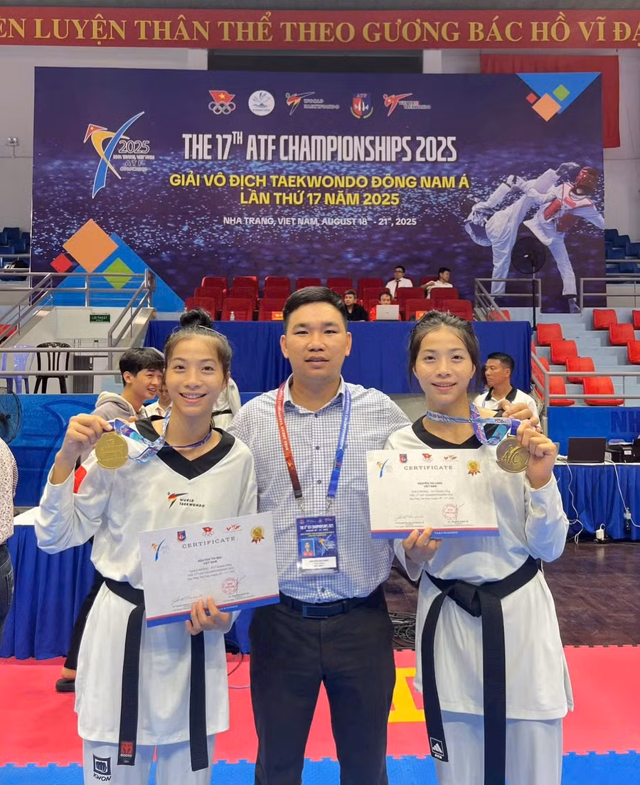 2-chi-em-song-sinh-mai-loan-cung-huan-luyen-vien-doi-taekwondo-gia-lai-anh-duc-nhat.jpg