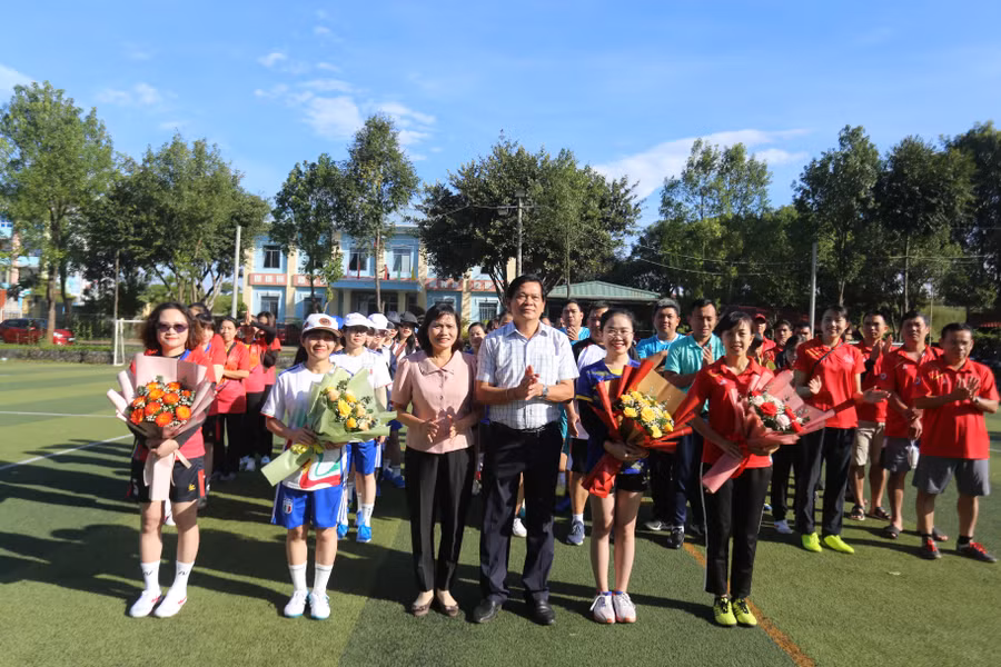hoi-thao-co-su-tham-gia-cua-gan-100-van-dong-vien-anh-van-ngoc.jpg