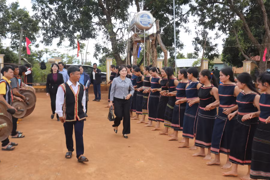 ba-con-nhan-dan-lang-dak-bet-chao-don-doan-cong-tac-cua-co-quan-uy-ban-mttq-viet-nam-tinh-anh-van-ngoc.jpg