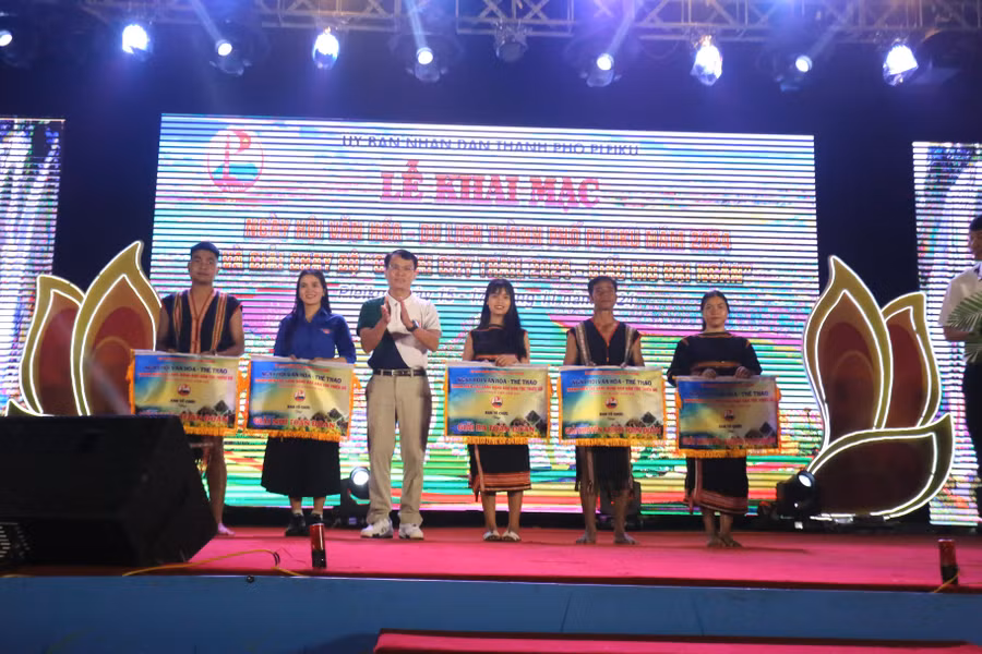 ban-to-chuc-trao-giai-cho-cac-don-vi-xuat-sac-tai-ngay-hoi-van-hoa-the-thao-dan-toc-thieu-so-tp-pleiku-nam-2024-anh-van-ngoc.jpg