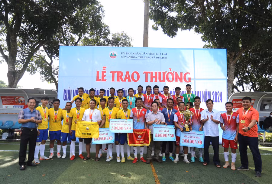 ban-to-chuc-trao-cup-vo-dich-cho-tp-pleiku-va-ngoi-a-quan-cho-huyen-krong-pa-anh-van-ngoc.jpg