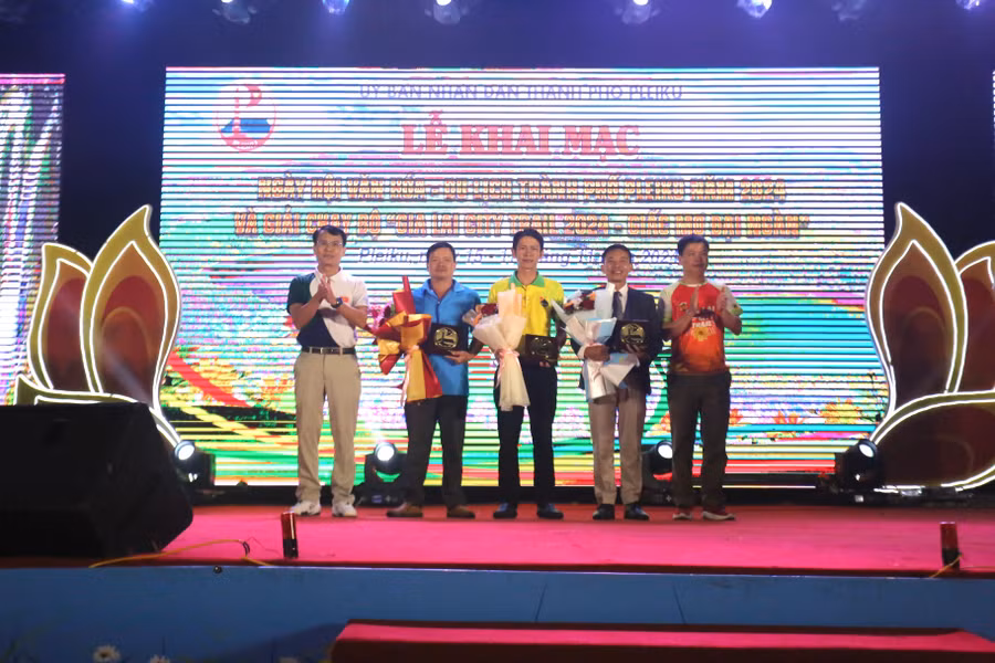 ban-to-chuc-trao-ky-niem-chuong-cho-cac-don-vi-tai-tro-va-ho-tro-giai-anh-van-ngoc.jpg