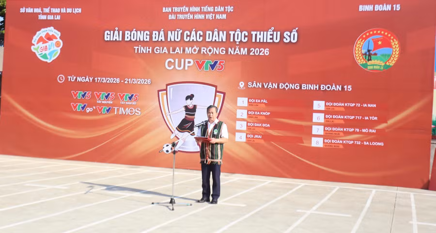 pho-giam-doc-so-van-hoa-the-thao-va-du-lich-tinh-nguyen-van-y-phat-bieu-khai-mac-giai-anh-van-ngoc.jpg