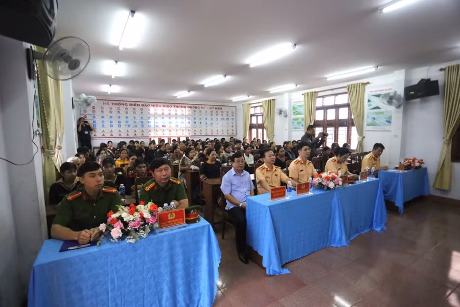 hon-400-nguoi-dan-xa-ia-o-da-tham-gia-ky-thi-lan-nay-anh-van-ngoc.jpg