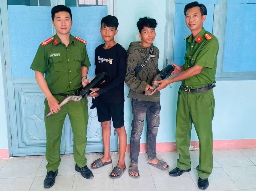 cac-nam-thanh-nien-da-tu-nguyen-giao-nop-po-xe-do-che-anh-dvcc.jpg
