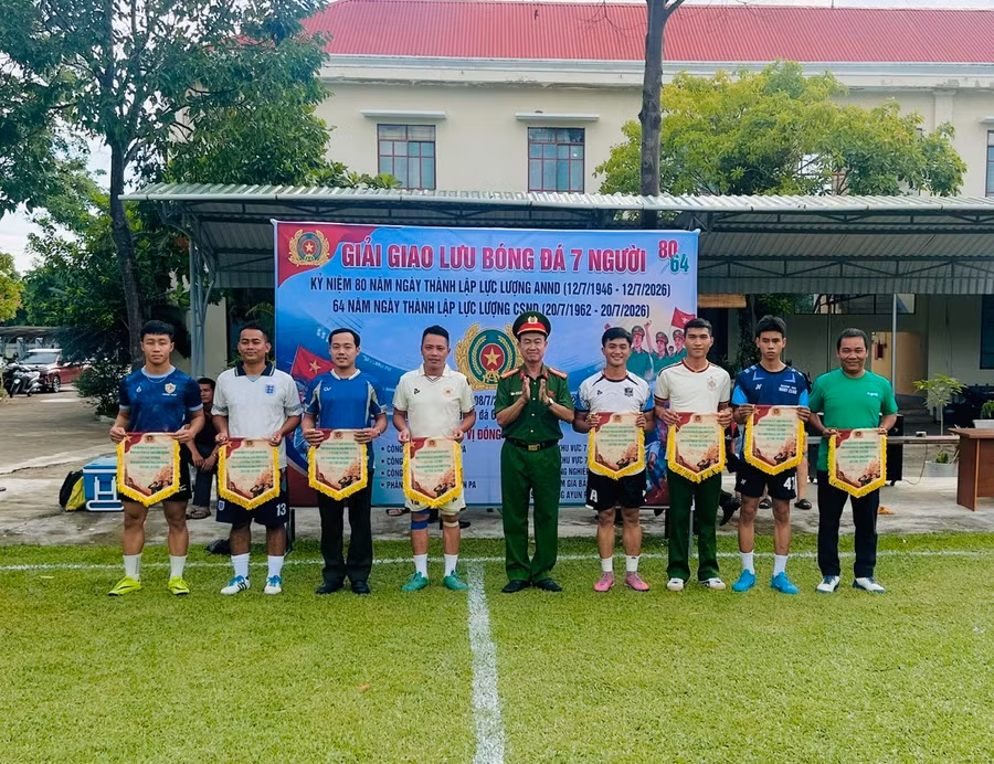 8-doi-bong-tranh-tai-o-giai-bong-da-chao-mung-ngay-truyen-thong-luc-luong-cong-an-anh-duy-kien.jpg