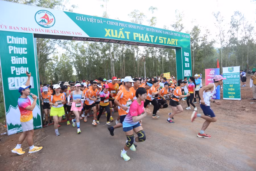 cac-vdv-xuat-phat-o-cu-ly-4-km-vao-luc-6-gio-30-phut-anh-van-ngoc-9198.jpg
